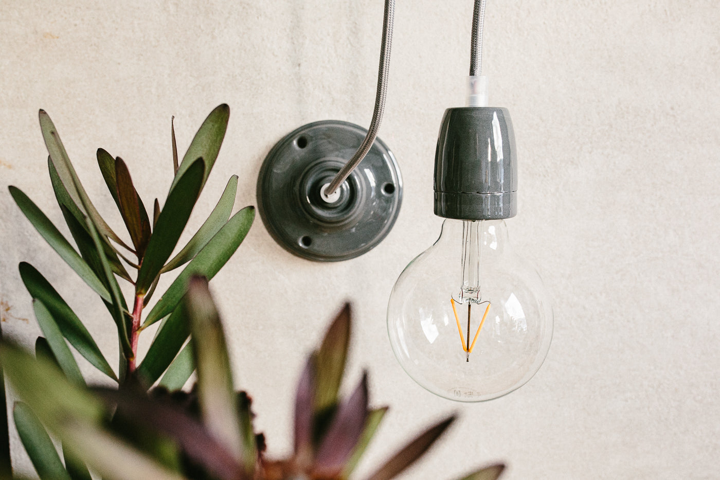 Pendelleuchte Set Fassung Baldachin Porzellan Textilkabel von stiik in grau