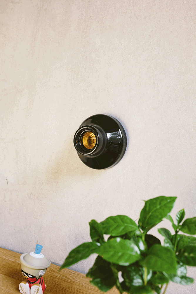 Lampenfassung 02 – Retro Wandlampe aus Porzellan Schwarz