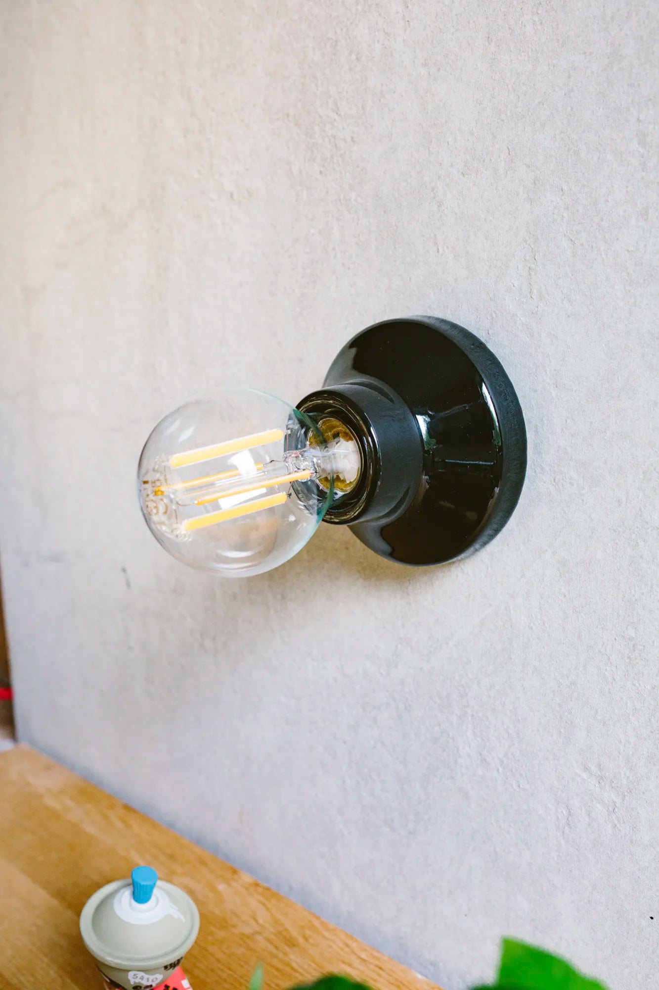 Lampenfassung 02 – Retro Wandlampe aus Porzellan Schwarz