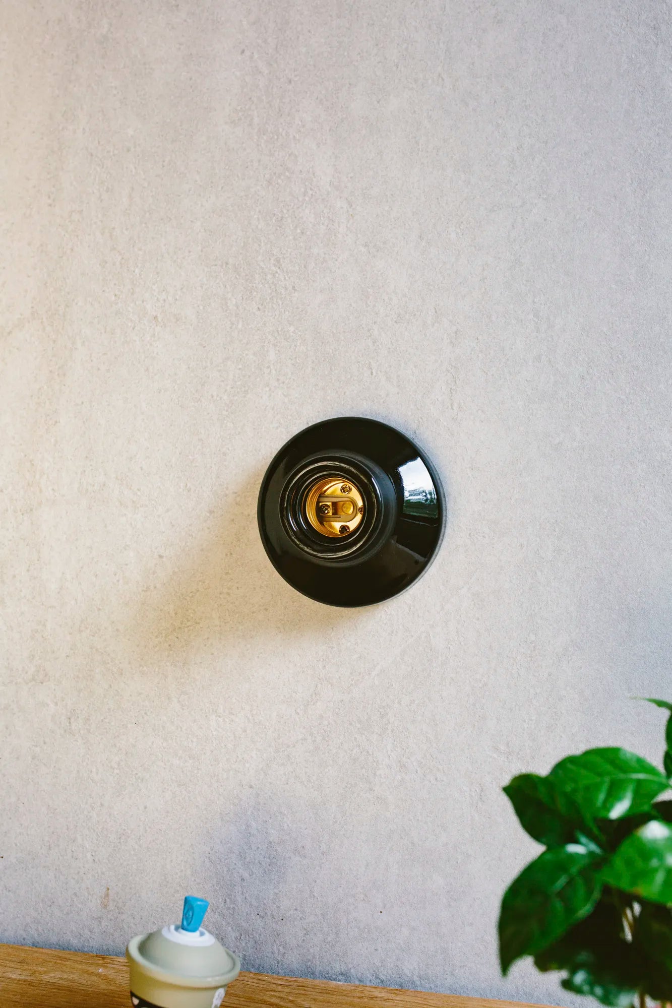 Lampenfassung 02 – Retro Wandlampe aus Porzellan Schwarz