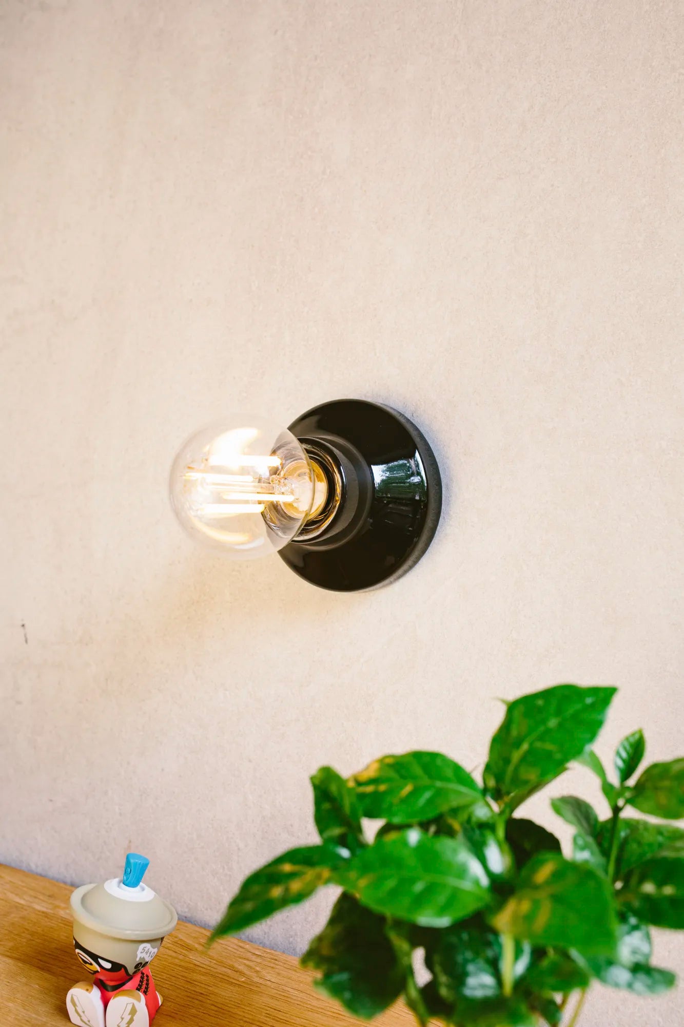 Lampenfassung 02 – Retro Wandlampe aus Porzellan Schwarz