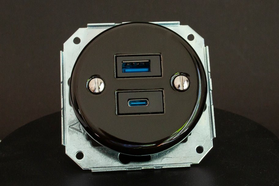 USB-A und USB-C Porzellan schwarz retro rund ohne Rahmen stiik
